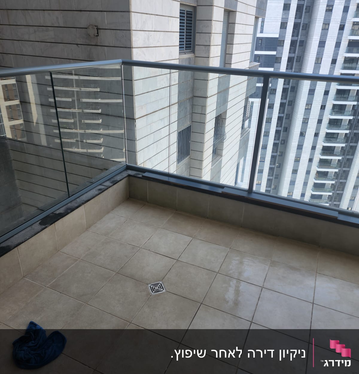 מרפסת עם רצפה רטובה ומטלית כחולה לניקוי